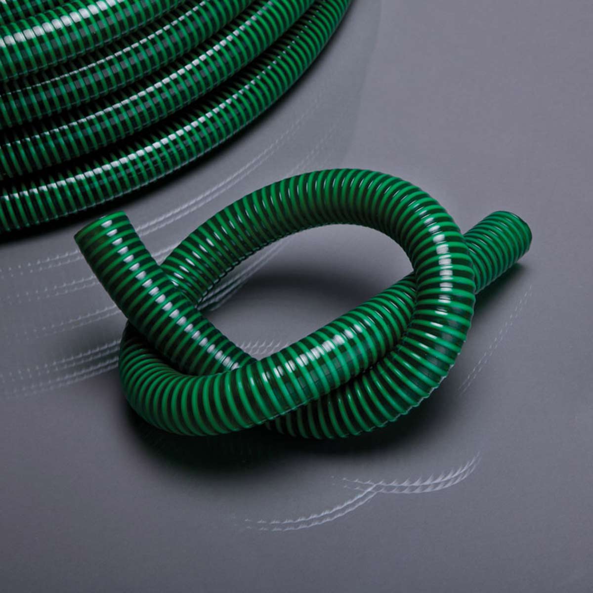 Saug-/Druckschlauch Zuschnitt, aus PVC, grün transparent, L 50 m, d 19 mm, D 23.8 mm Saug-/Druckschlauch Zuschnitt, aus PVC, grün transparent, L 50 m, d 19 mm, D 23.8 mm