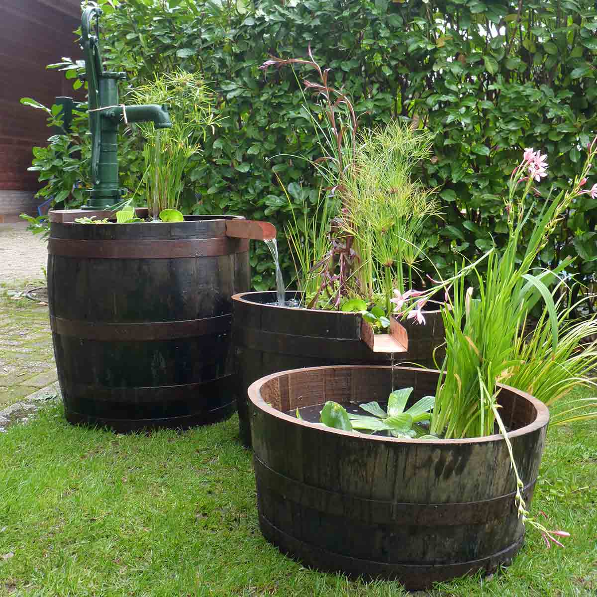 Wasserspiel aus Whiskyfässern, aus Holz/Gusseisen, 1200 x 600 x 1250 mm, 128 kg Wasserspiel aus Whiskyfässern, aus Holz/Gusseisen, 1200 x 600 x 1250 mm, 128 kg