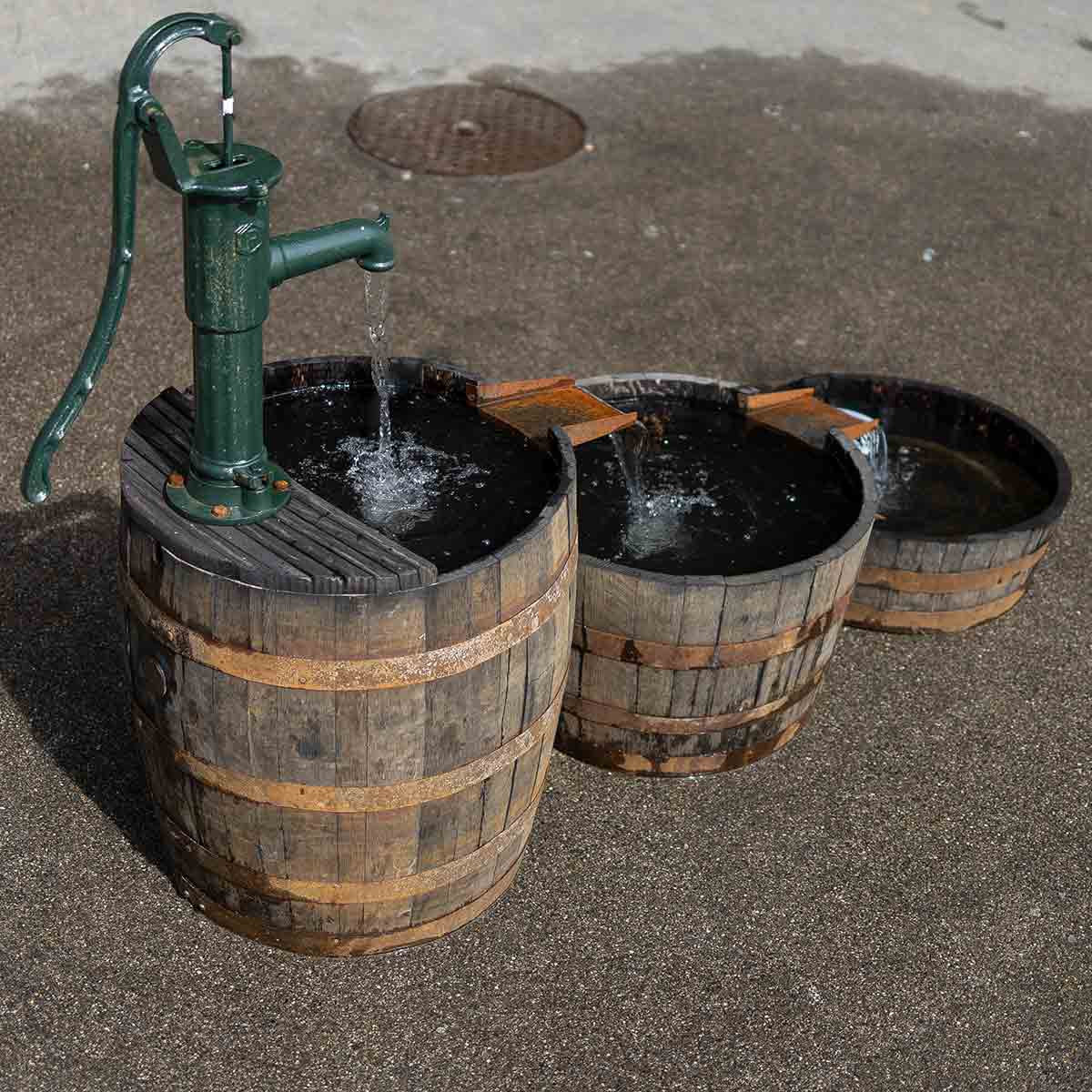 Wasserspiel aus Whiskyfässern Wasserspiel aus Whiskyfässern