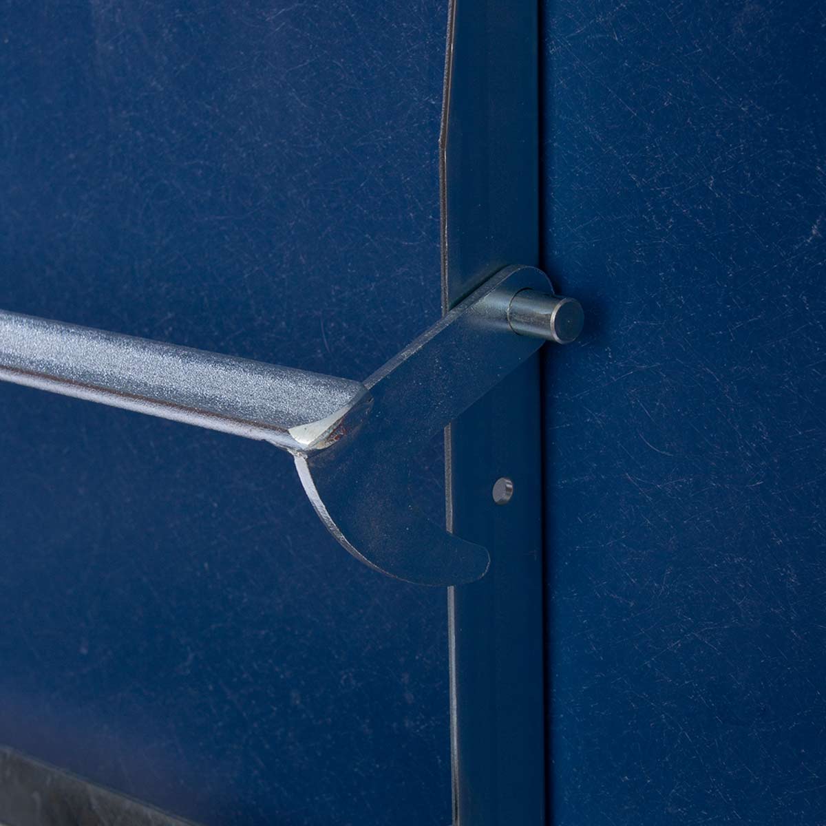 GFK Tisch saphirblau, matt, Untergestell galv. verzink 4-Stern Basic, 80 x 80 x 3.5 cm, H 73 cm GFK Tisch saphirblau, matt, Untergestell galv. verzink 4-Stern Basic, 80 x 80 x 3.5 cm, H 73 cm
